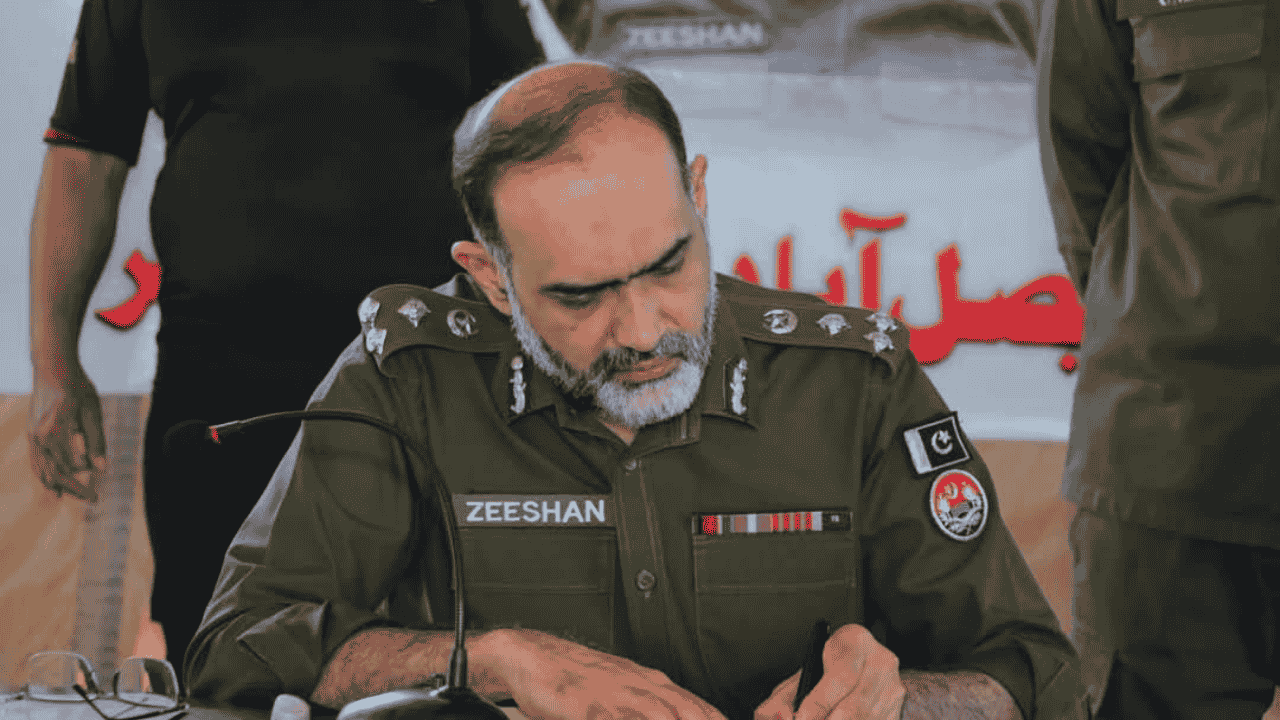 Faisalabad police officers conducting a large-scale crackdown on criminals in 2025. RPO Faisalabad Zeeshan Asghar